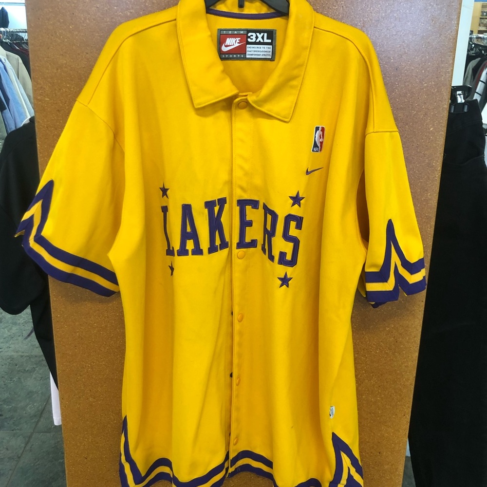 Lakers Nike warmup piece, great condition…fits like a 2XL